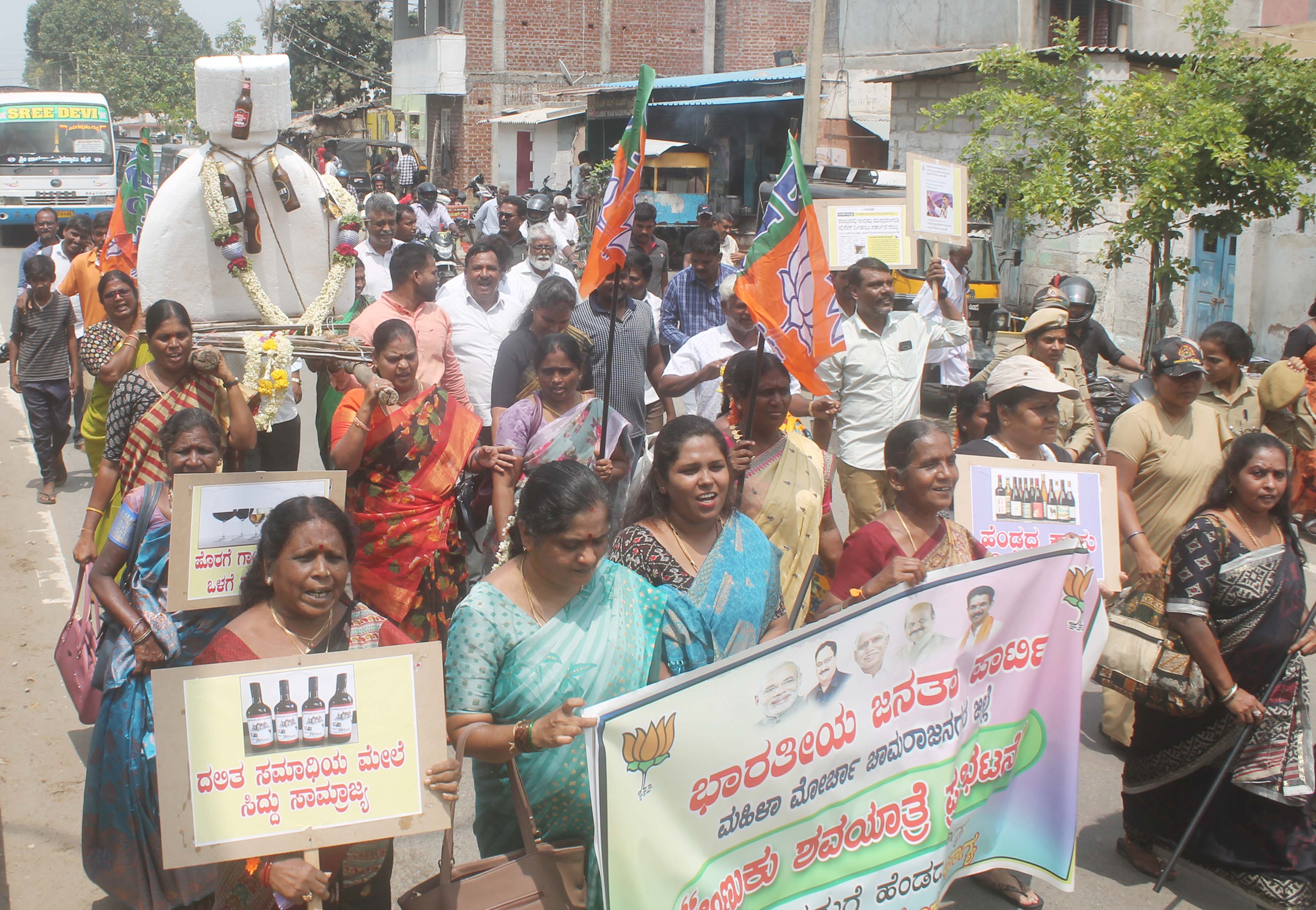 ವೈನ್‌ಸ್ಟೋರ್‌ಗಳ ಪರವಾನಗಿ:  ರಾಜ್ಯ ಸರ್ಕಾರದ ವಿರುದ್ಧ ಬಿಜೆಪಿ ಮಹಿಳಾ ಮೋರ್ಚಾ ಪ್ರತಿಭಟನೆ | Kannada Prabha